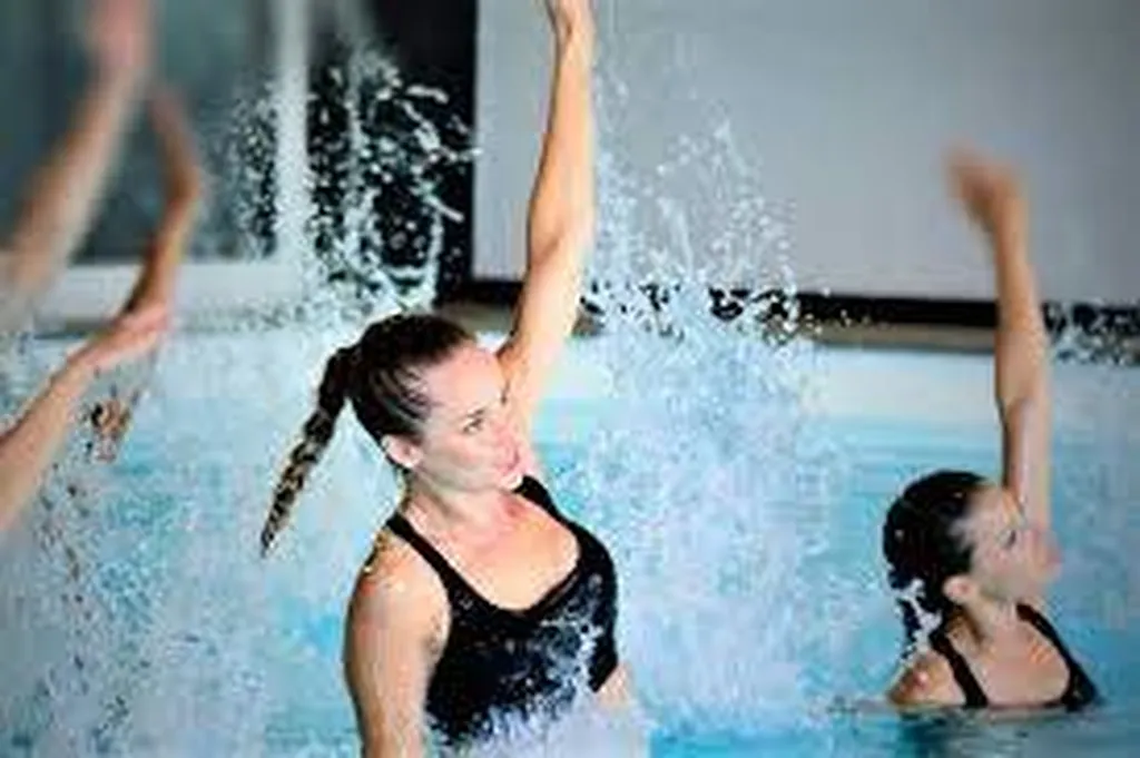 Faire de l'aquagym dynamique pour augmenter ces capacités cardio-vascuilaire tout en ciblant les cuisses et en diminuant l'aspect peau d'orange. 