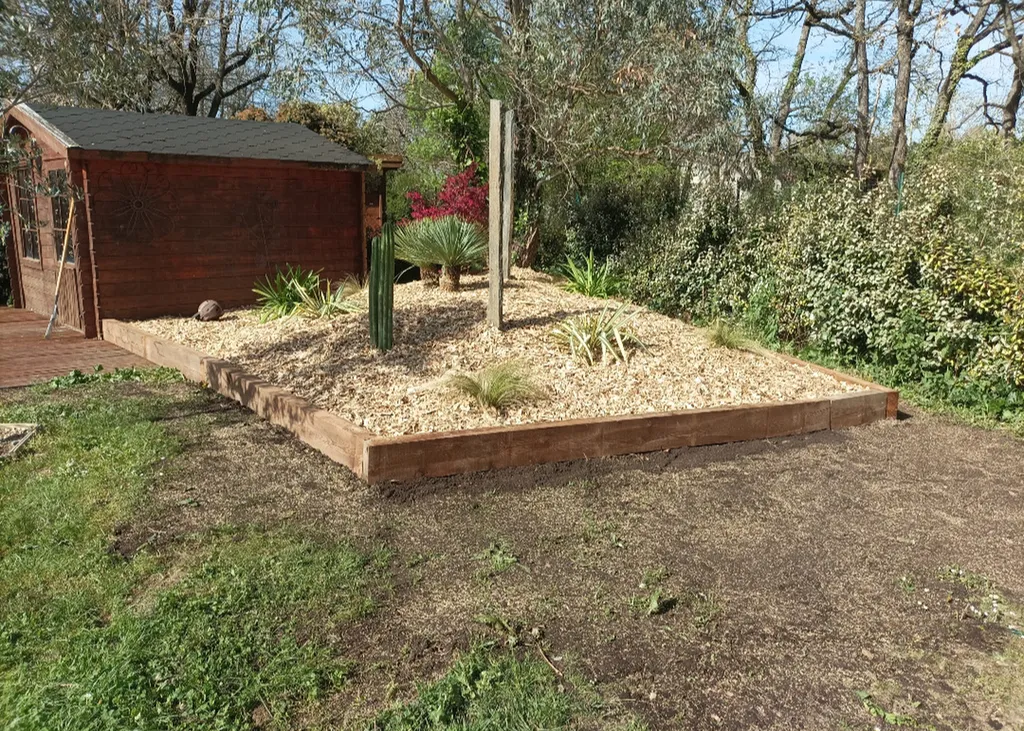 Massif méditerranéen sur butte de terre à Tournefeuille près de Plaisance du Touch par les paysagiste MAT'TAILLE
