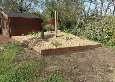 Massif méditerranéen sur butte de terre à Tournefeuille près de Plaisance du Touch par les paysagiste MAT'TAILLE