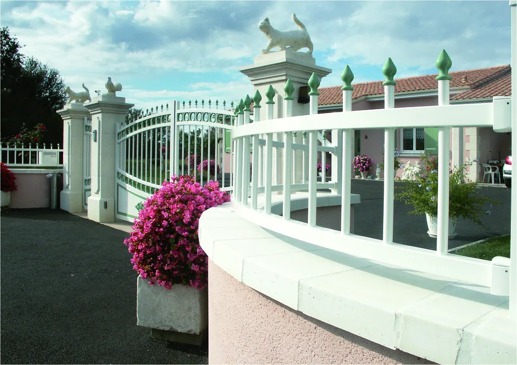 Remplacer un portail en fer forgé en Corse-du-Sud : la collection Héritage de Tschoeppe, l'esthétique traditionnelle sans les contraintes de l'acier