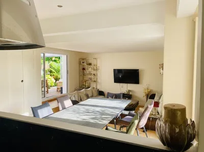 vue salle à manger de la cuisine vers la véranda appartement à chatou en vente chez Helix immobilier le Vésinet