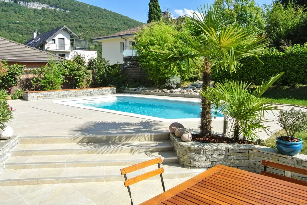 Piscine dans jardin avec terrasse