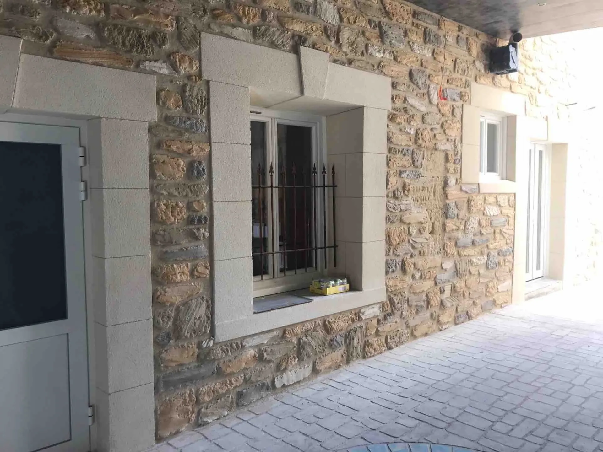 Rénovation mur en pierre sur une maison de village à Boujan-sur-Libron proche de Béziers