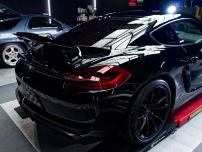 Porsche Cayman GT4 montrant les résultats du polissage complet et du traitement céramique, offrant une protection durable tout en mettant en valeur les courbes et la finition de la voiture.