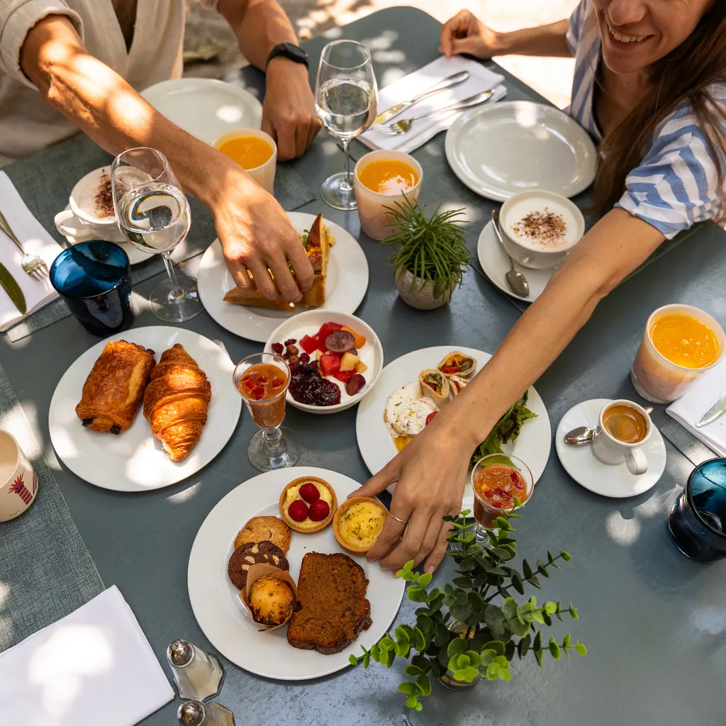 Terrasse conviviale avec brunch à La Table de l’HDLP à Bormes-les-Mimosas
