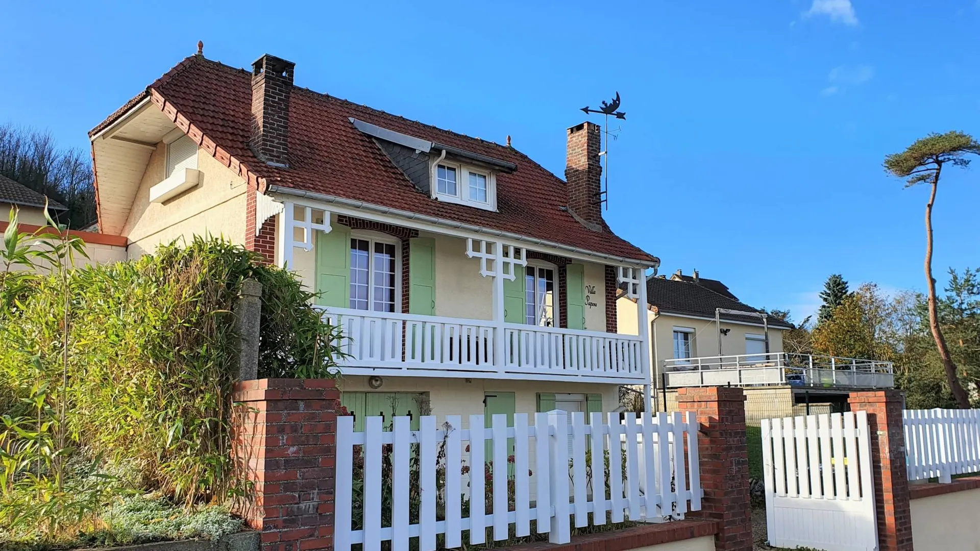 A vendre charmante villa de 103 m² habitables, 4 chambres, VUE MER, située sur l'axe Dieppe - Le Tréport, à deux pas de la plage. Petit-Caux 76370