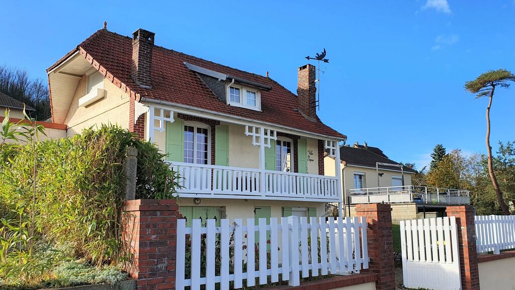 A vendre charmante villa de 103 m² habitables, 4 chambres, VUE MER, située sur l'axe Dieppe - Le Tréport, à deux pas de la plage. Petit-Caux 76370