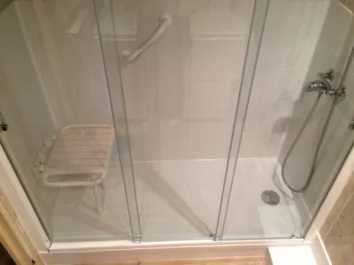 Remplacement baignoire par douche senior sécurisée