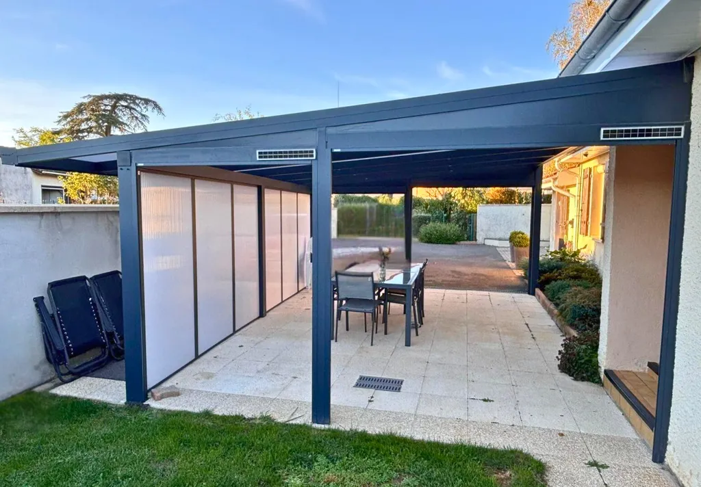 Pose d'une pergola alu Heolian 6 x 4 mètres coloris gris anthracite avec panneaux polycarbonate et stores zip avec motorisation solaire à Cleppé à coté de Feurs dans la Loire