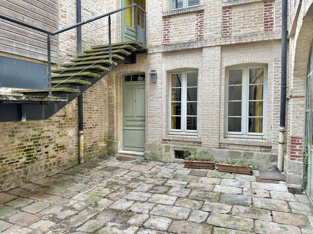 Immeuble en brique - Studio de 36m² au rez-de-chaussée sur cours – Vendu meublé.