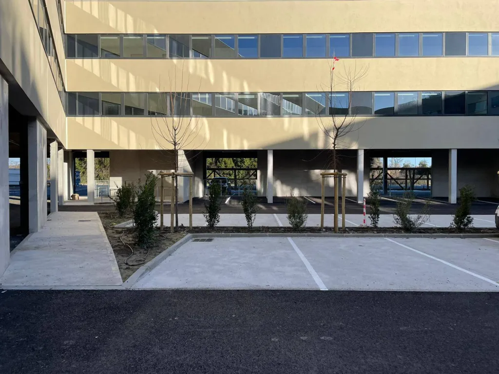 Paysagiste à Avignon pour aménager les espaces extérieurs de la Caisse d'Allocations Familiales du Vaucluse