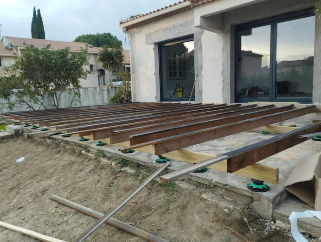 Pose d’une terrasse en bois exotique Itauba sur plots réglables : élégance naturelle et durabilité assurée à Montpellier dans l'Herault