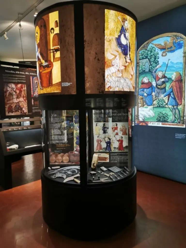 Décoration et fabrication de vitrines pour le musée ALPHONSE DAUDET sur FONTVIELLE 