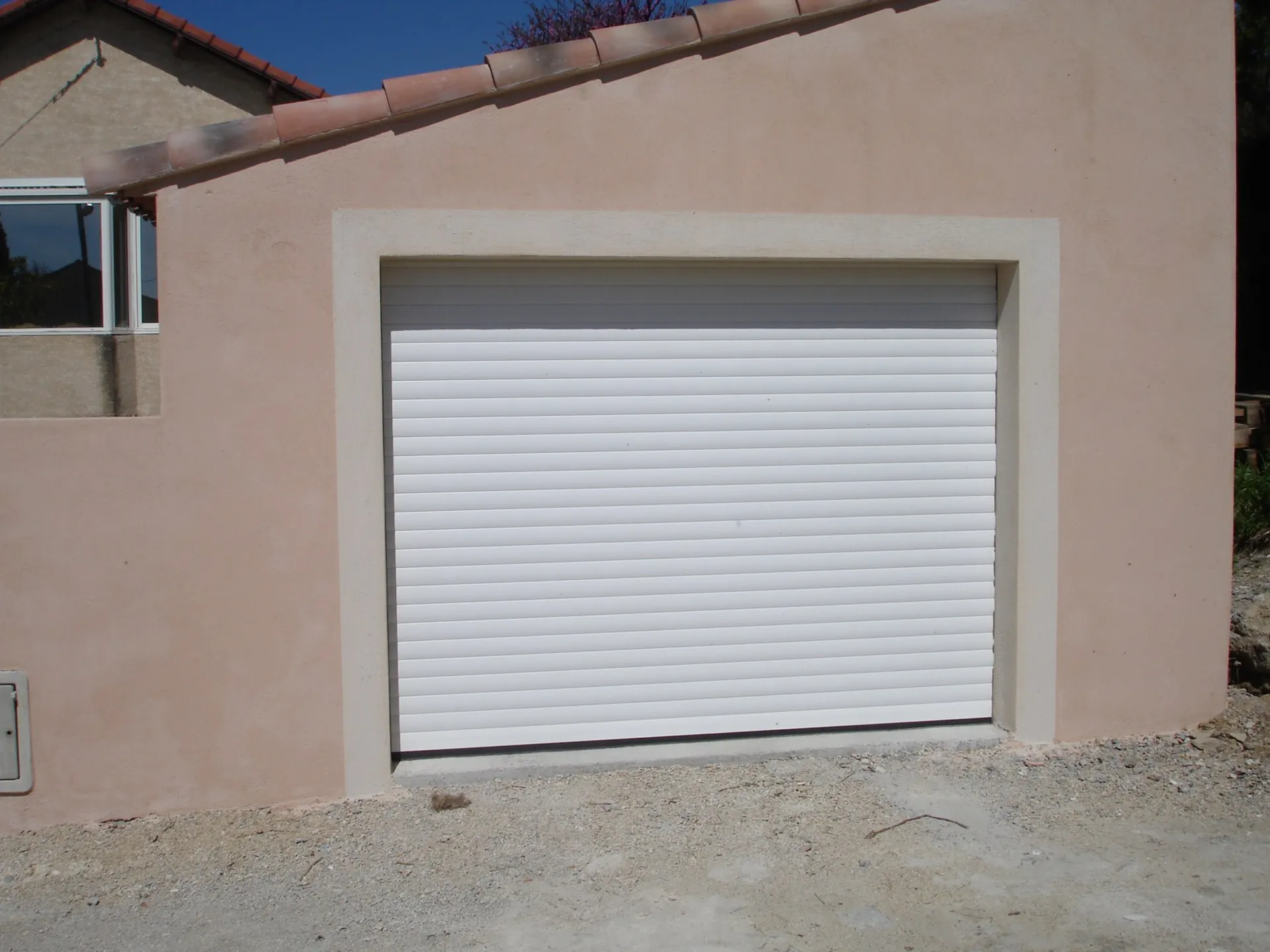 Porte de garage type volet roulant blanc au Rove