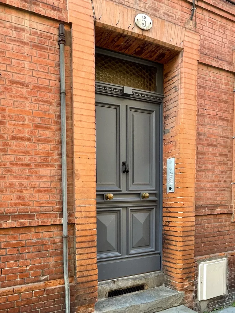 Porte d'entrée sur mesure : fabrication artisanale bois et aluminium par un menuisier intervenant en Occitanie