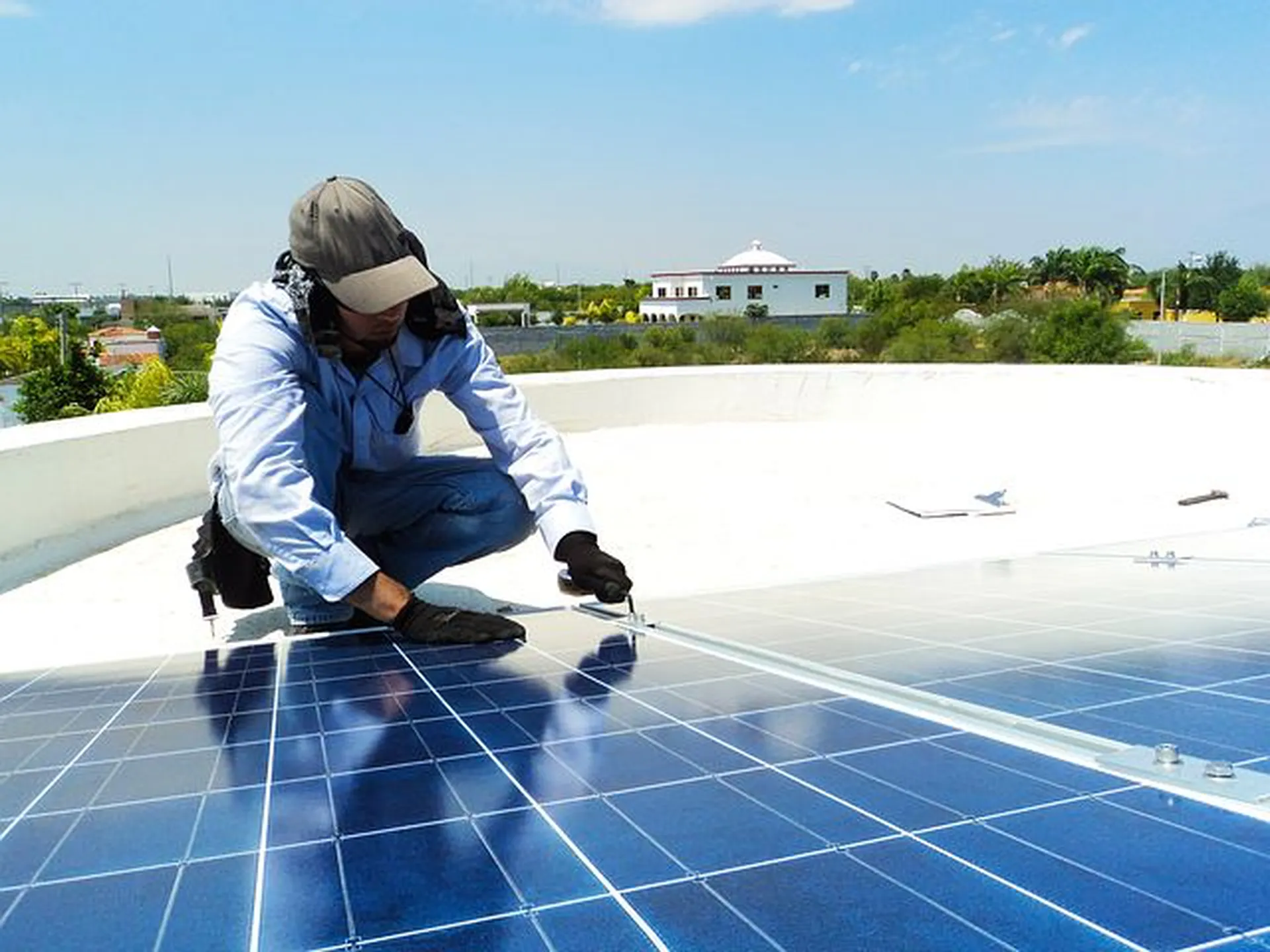 Activ'environnement dans les Bouches-du-Rhône prend soin de vos panneaux solaires