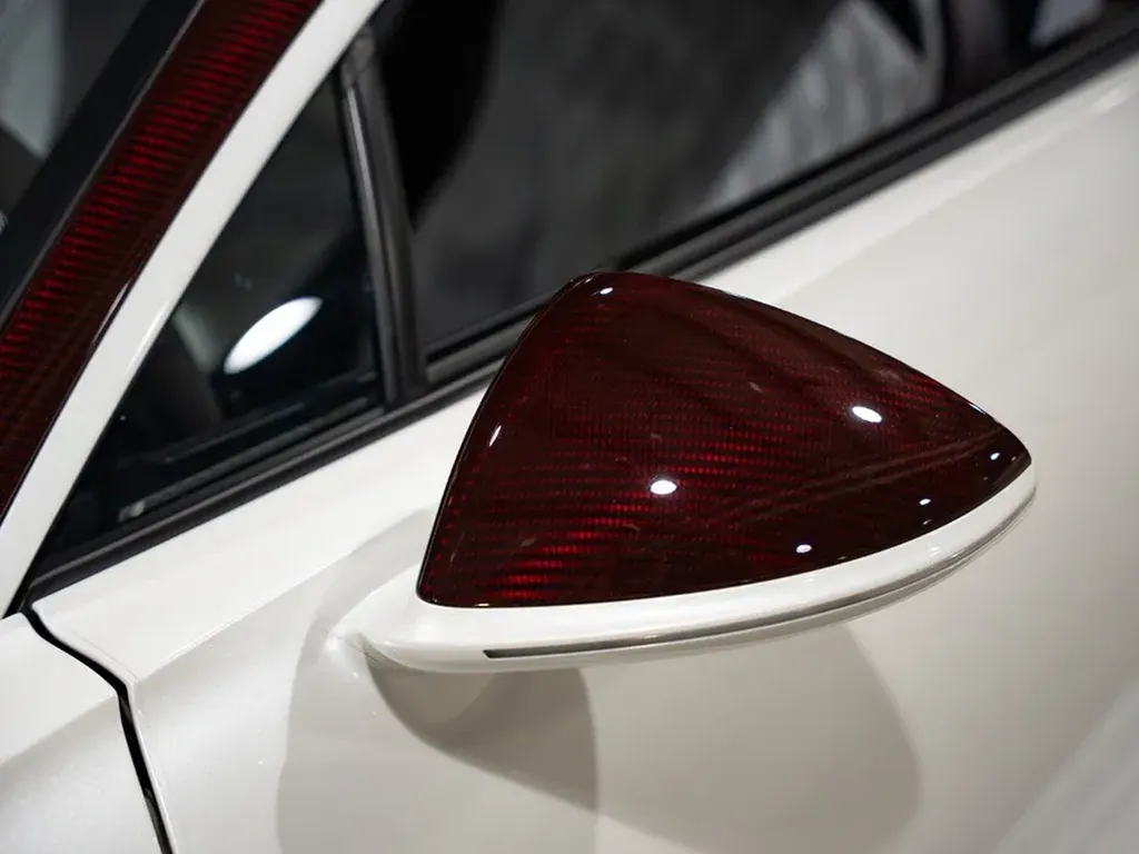 Bugatti Chiron Sport rétroviseur carbone rouge – détail extérieur luxe – importation Bordeaux