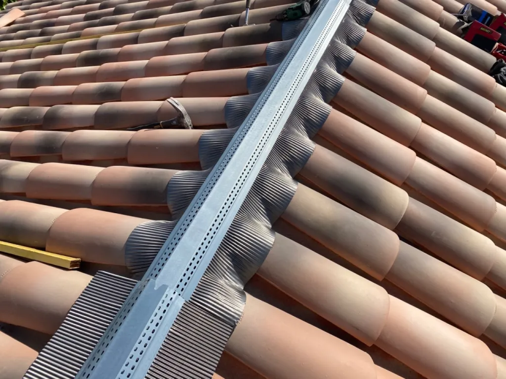 pose du faitage closoir sur toiture pst sur gignac la nerthe