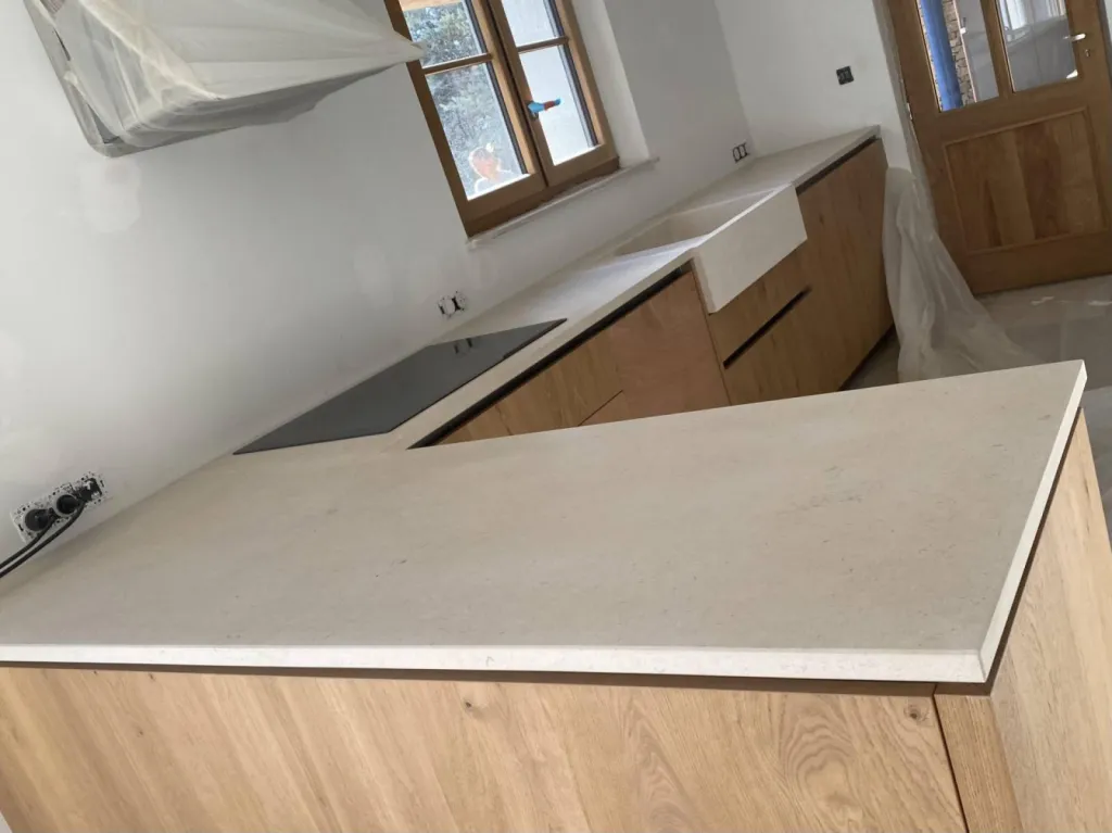 Cuisine avec plan de travail et évier massif en pierre de Dordogne