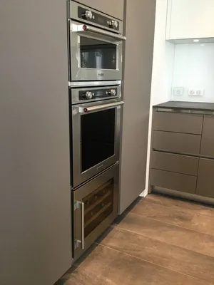 électroménager intégré dans une colonne four micro-onde cave à vin