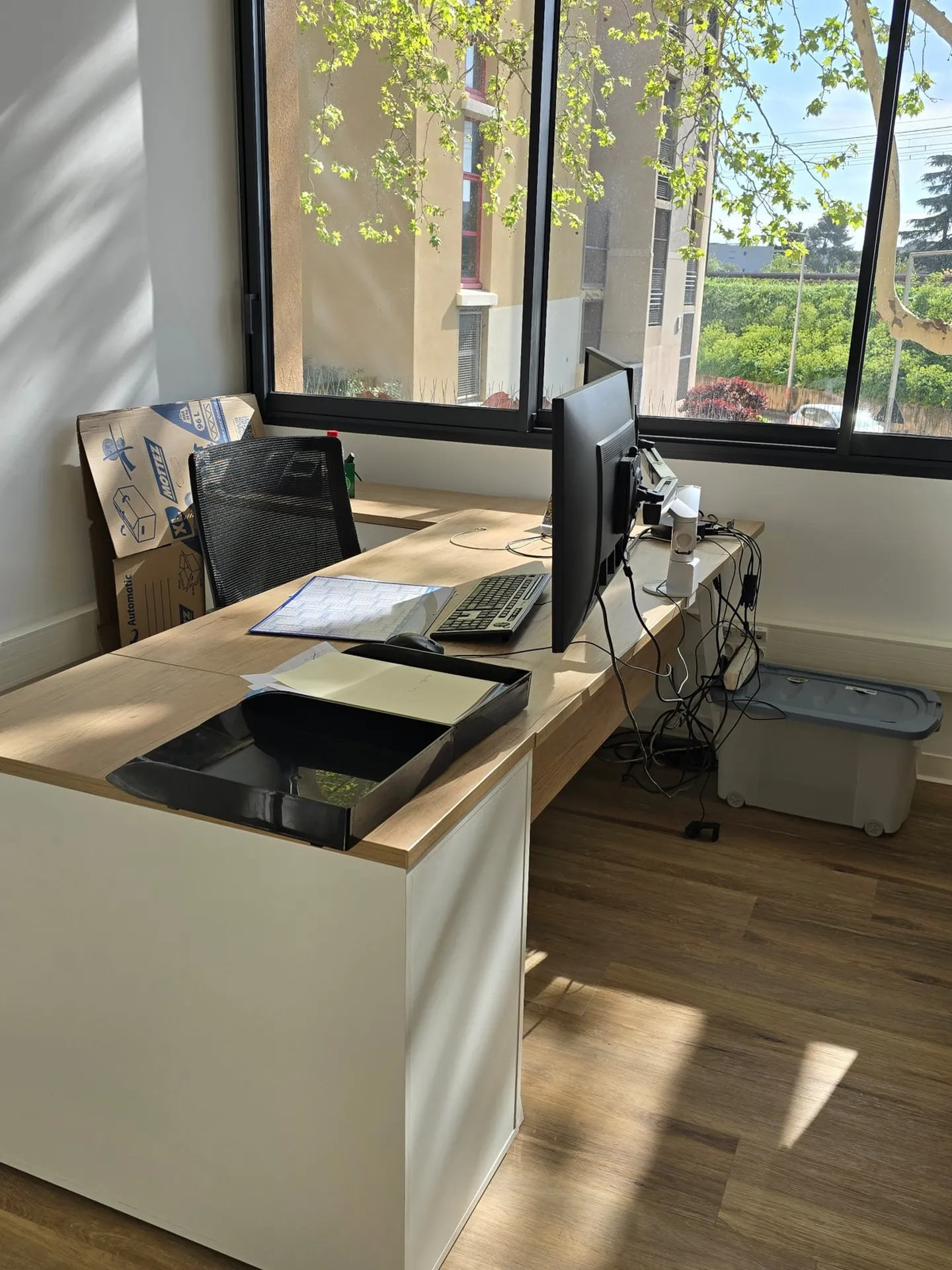 Installation de bureau avec fauteuil opérationnel ergonomique à Nîmes