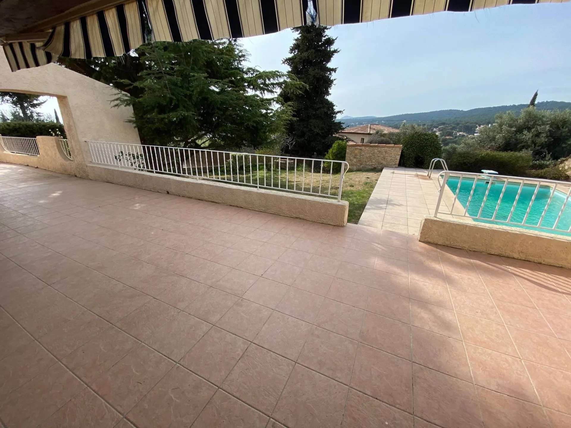 ceyreste maison a vendre avec grande terrasse