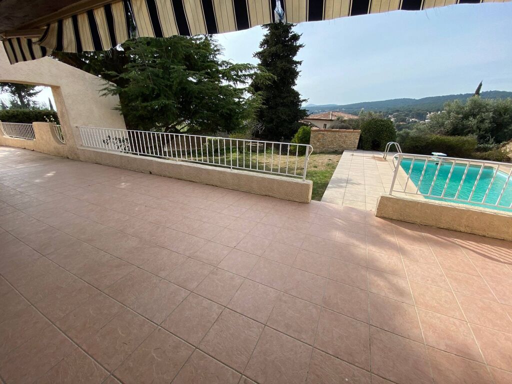 ceyreste maison a vendre avec grande terrasse