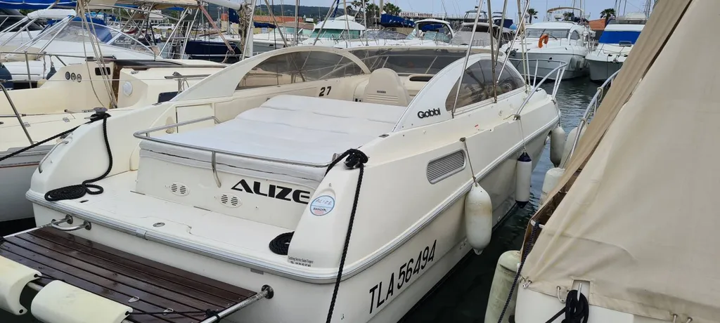 Bateau à moteur habitable Gobbi 27 au port de Bandol