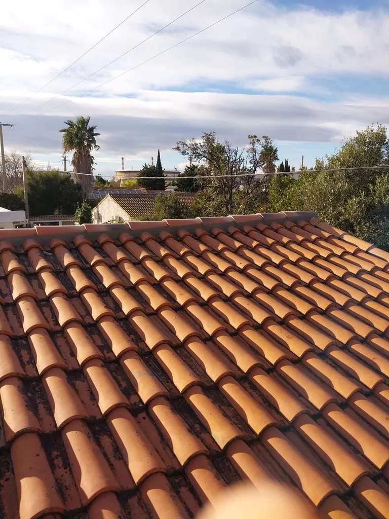 Couvreur spécialisé en rénovation, entretien de toiture et nettoyage de panneaux photovoltaïques dans les Bouches du Rhône et en région PACA