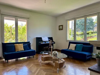 Vends : Charmante entrée accueillante, menant à un salon chaleureux avec parquet bâton rompu et une salle à manger lumineuse.