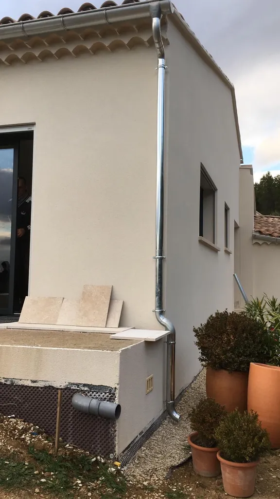 Urgence nettoyage de gouttière zinc obstruée à L’Isle-sur-la-Sorgue : intervention rapide pour éviter aggravation des dégâts