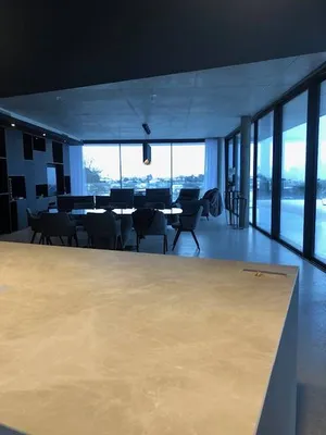 cuisine haut de gamme avec ilot en pierre