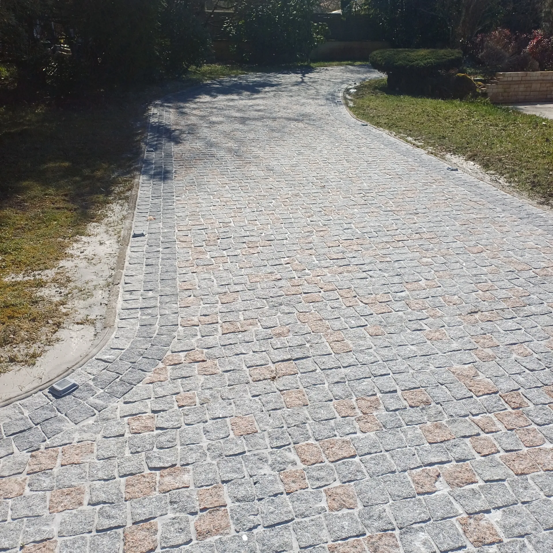 création d'un chemin et parkings en pavé granite gris albas et rose périno avec bande en pavé moir fadre 