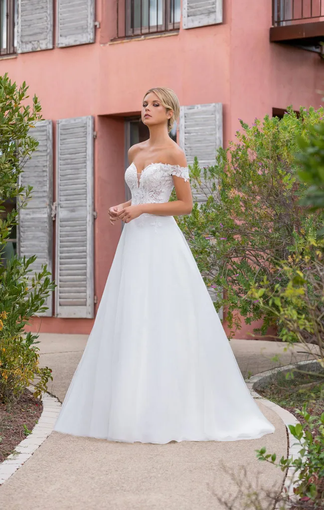 Robe de mariée bohéme avec col bateau robe en tulle fleuri proche de Marseille