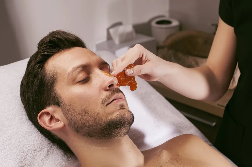 Épilation pour homme au caramel, à la cire au caramel et à la pince p à toulouse dans un institut