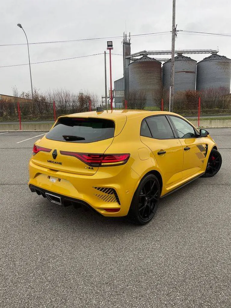 Renault Megane 4 RS ULTIME dans un garage professionnel proche du Havre