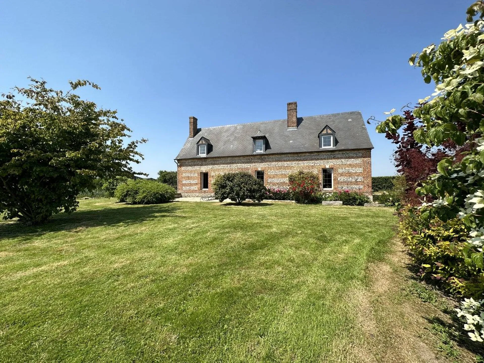 A vendre Ensemble immobilier d'environ 237m² mélangeant l'ancien et le moderne