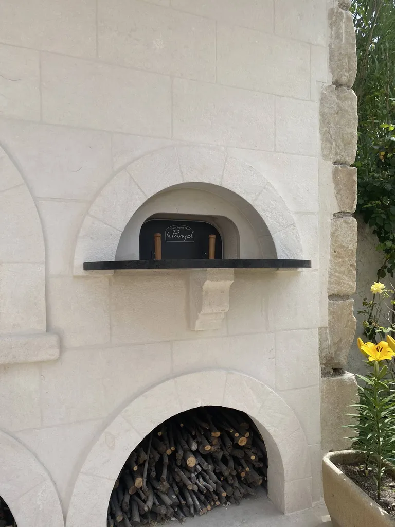 Barbecue et son four à pizza sur-mesure en Pierre d'Estaillade à Beaucaire
