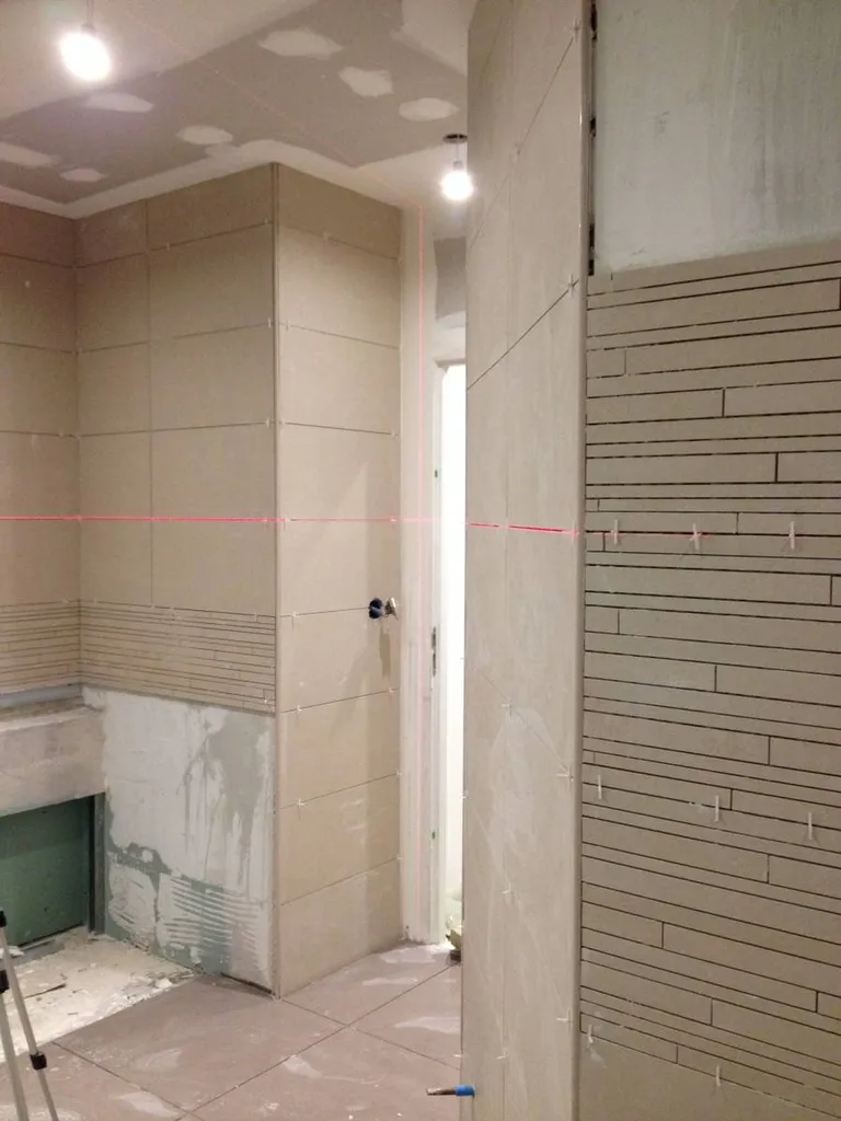 Travaux de pose de carrelage lors de la rénovation d’une salle de bain à Saint-Germain-au-Mont-d’Or (Rhône – 69) pour un rendu précis et durable