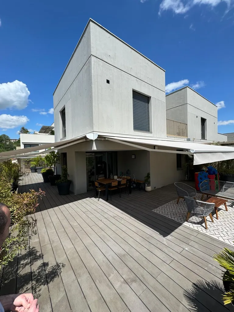 Pose de stores Franciaflex électriques Somfy pour protéger la terrasse et le salon d'une villa d'architecte haut de gamme à Lyon 9