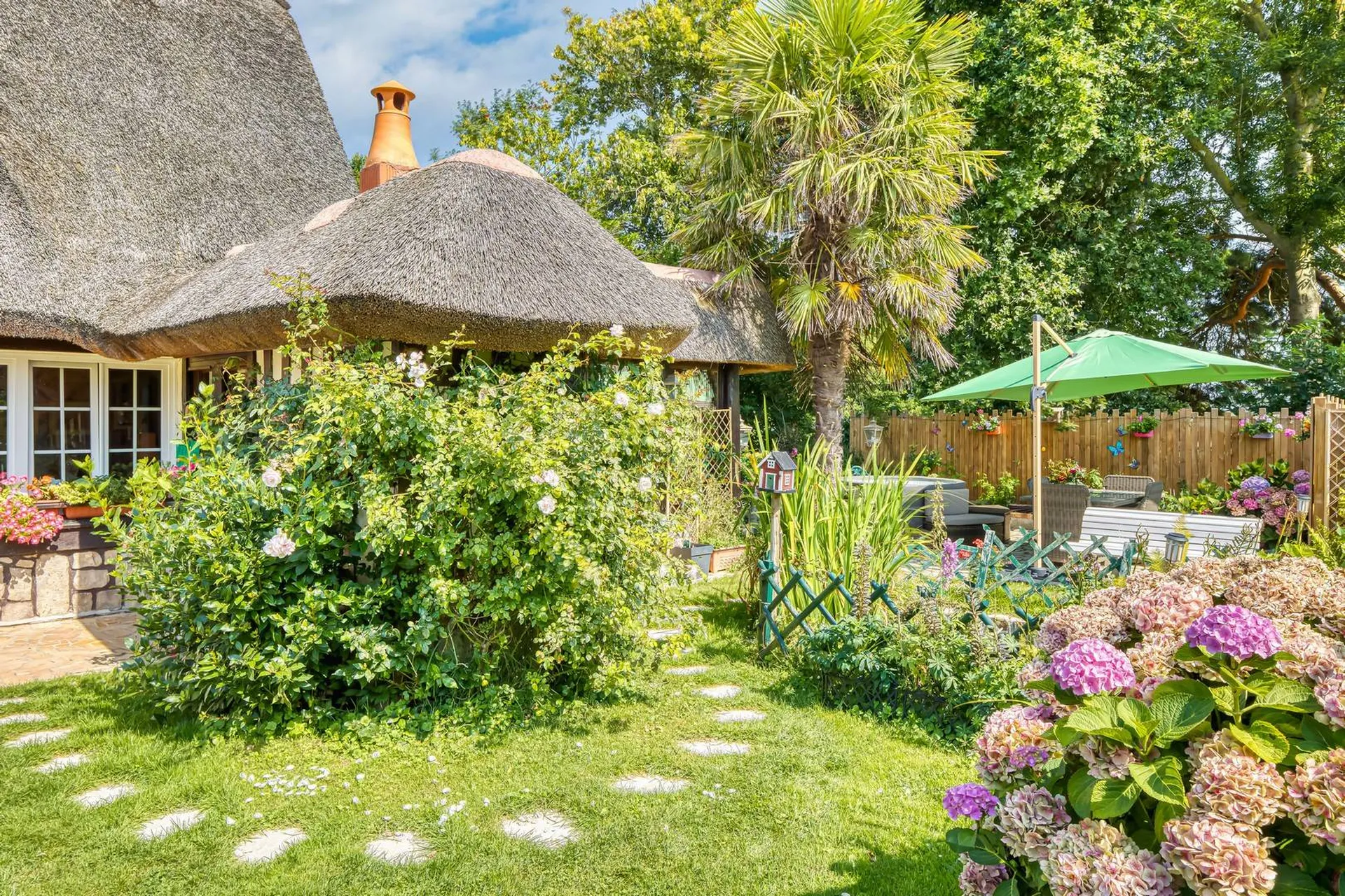À vendre – Maison avec vue jardin et accès plage : Idéal amateurs de bord de mer et de maisons au cachet historique.