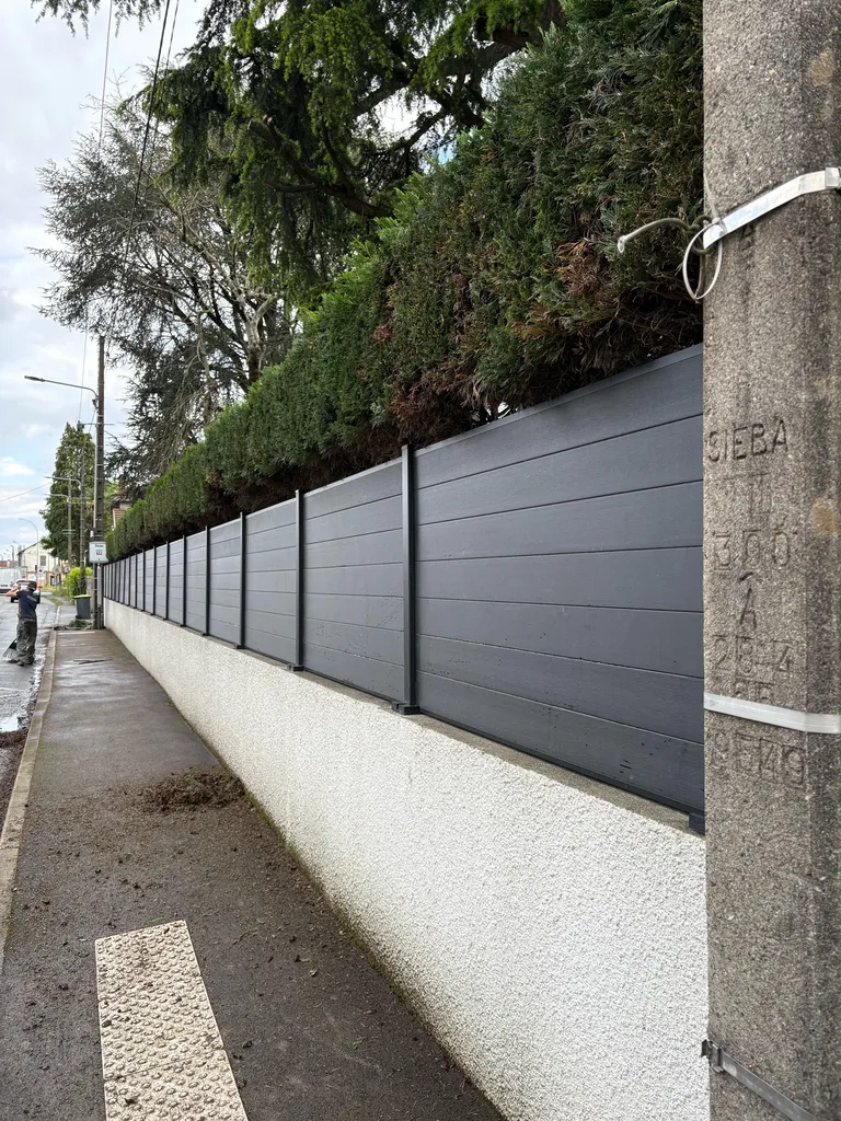 Faire une clôture en composite avec poteaux aluminium sur muret à Mimizan Biscarrosse Parentis par un paysagiste situé dans les Landes.