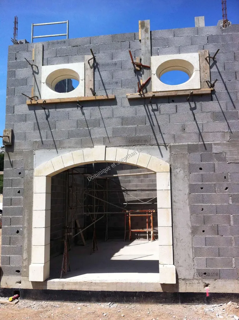 Encadrement massif en pierre d'Estaillades