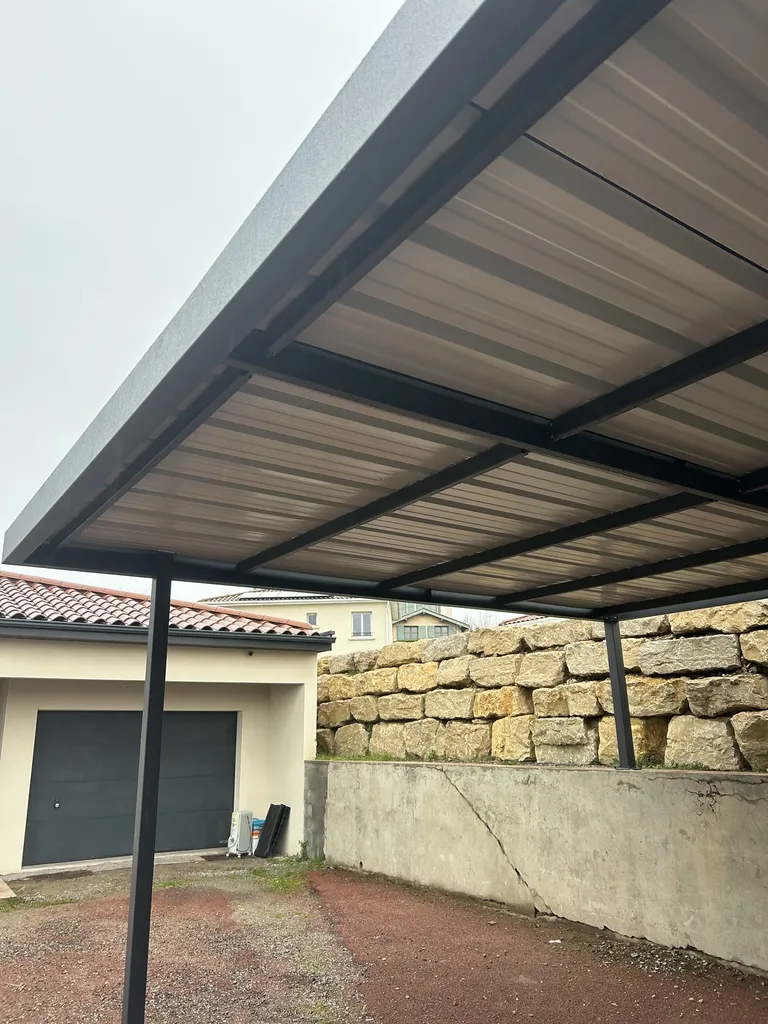 fabrication d’un carport en acier avec toiture bac acier et brise sur mesure , gris anthracite , à Craponne proche de Lyon 