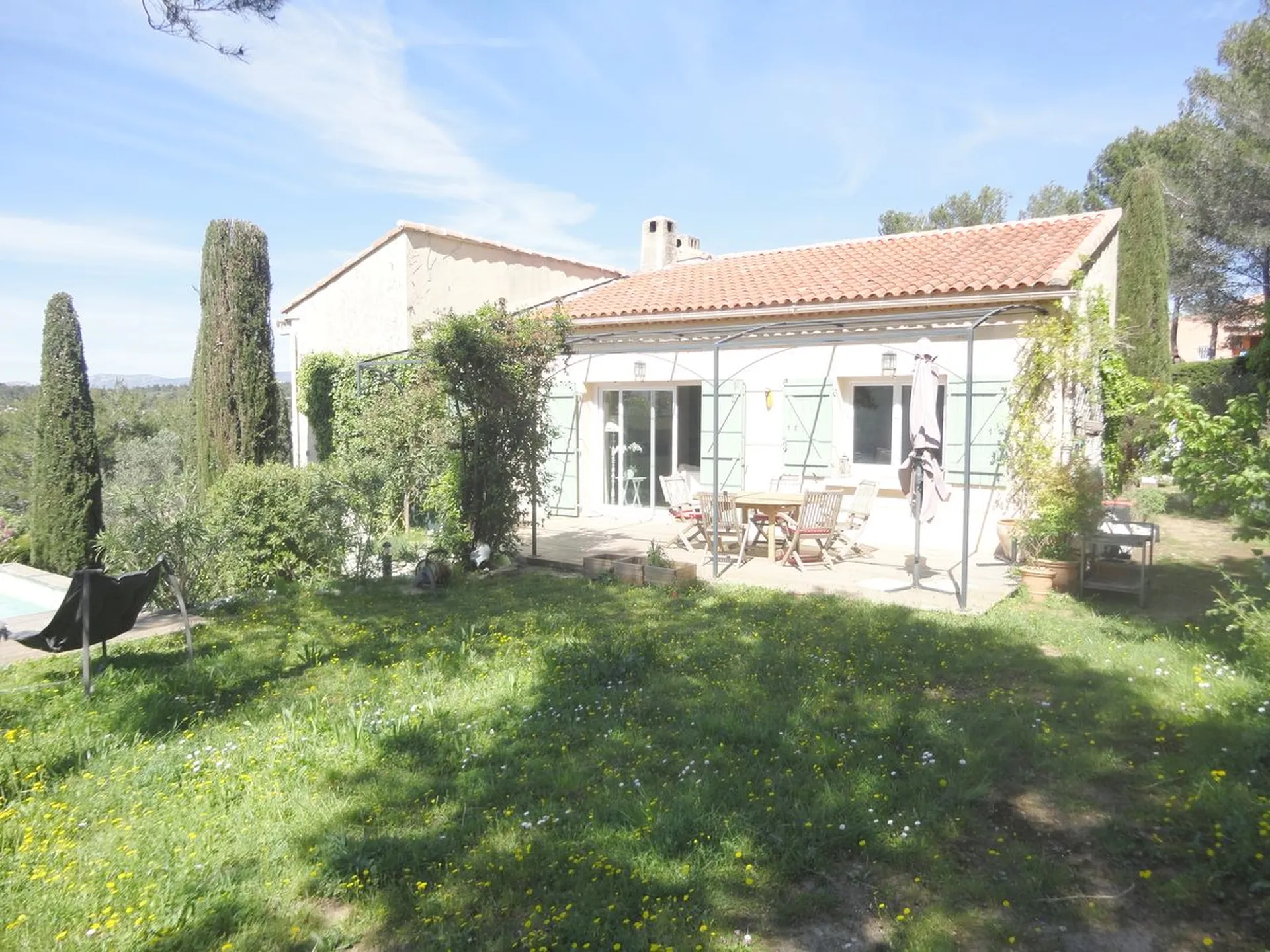 vente villa Carnoux en Provence quartier recherché, avec studio, piscine et grand sous sol