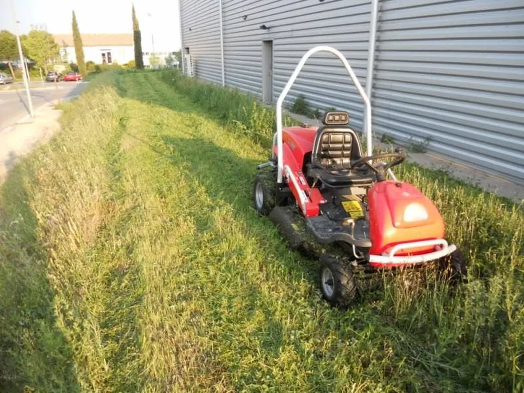 Débroussaillage (ou débroussaillement) grande surface par notre équipe de paysagistes professionnels