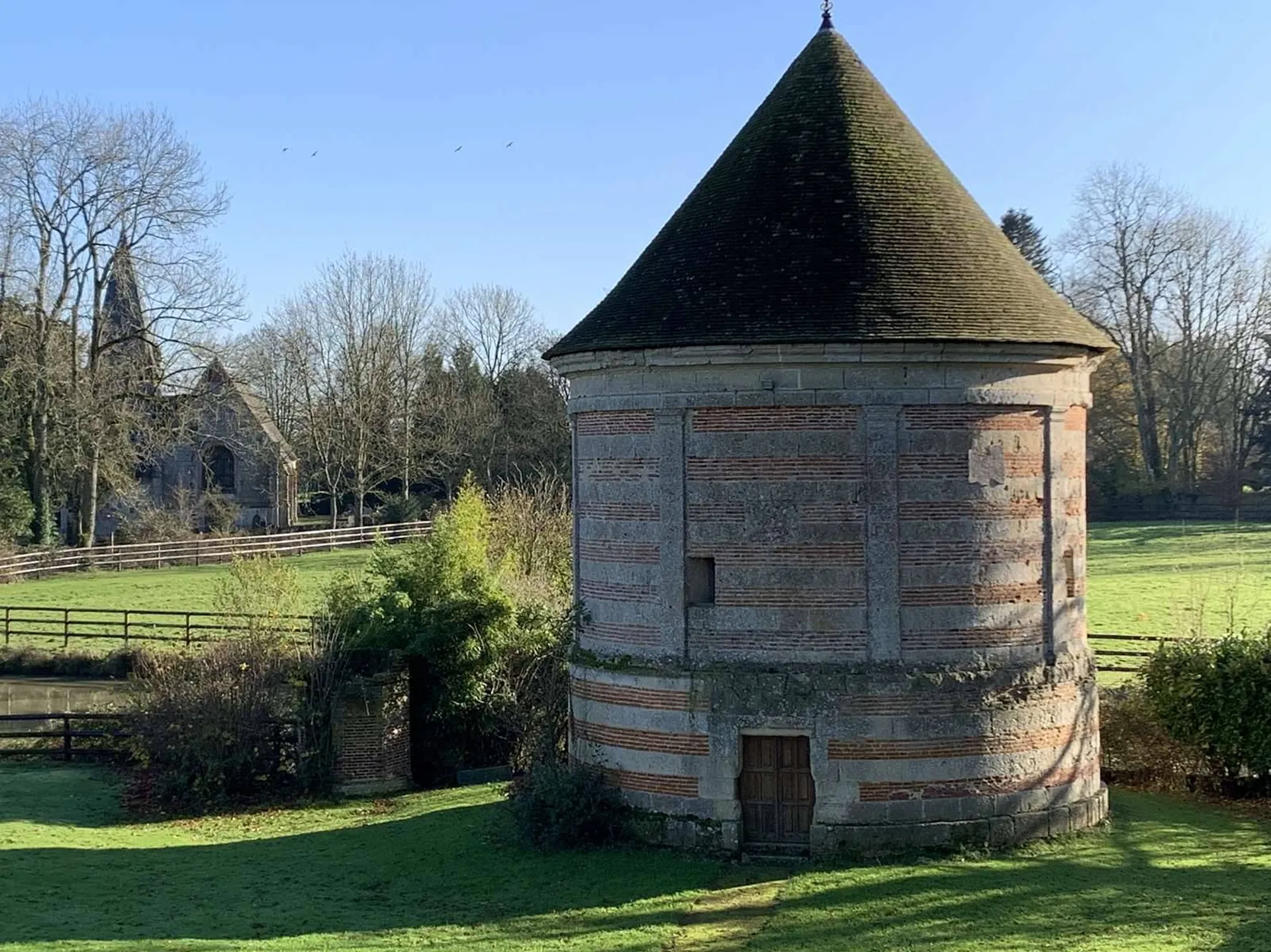 A visiter, PAYS d’AUGE du CALVADOS : Château en pierres des XV et XVIII siècles entre LISIEUX (14100) et ORBEC (14290)