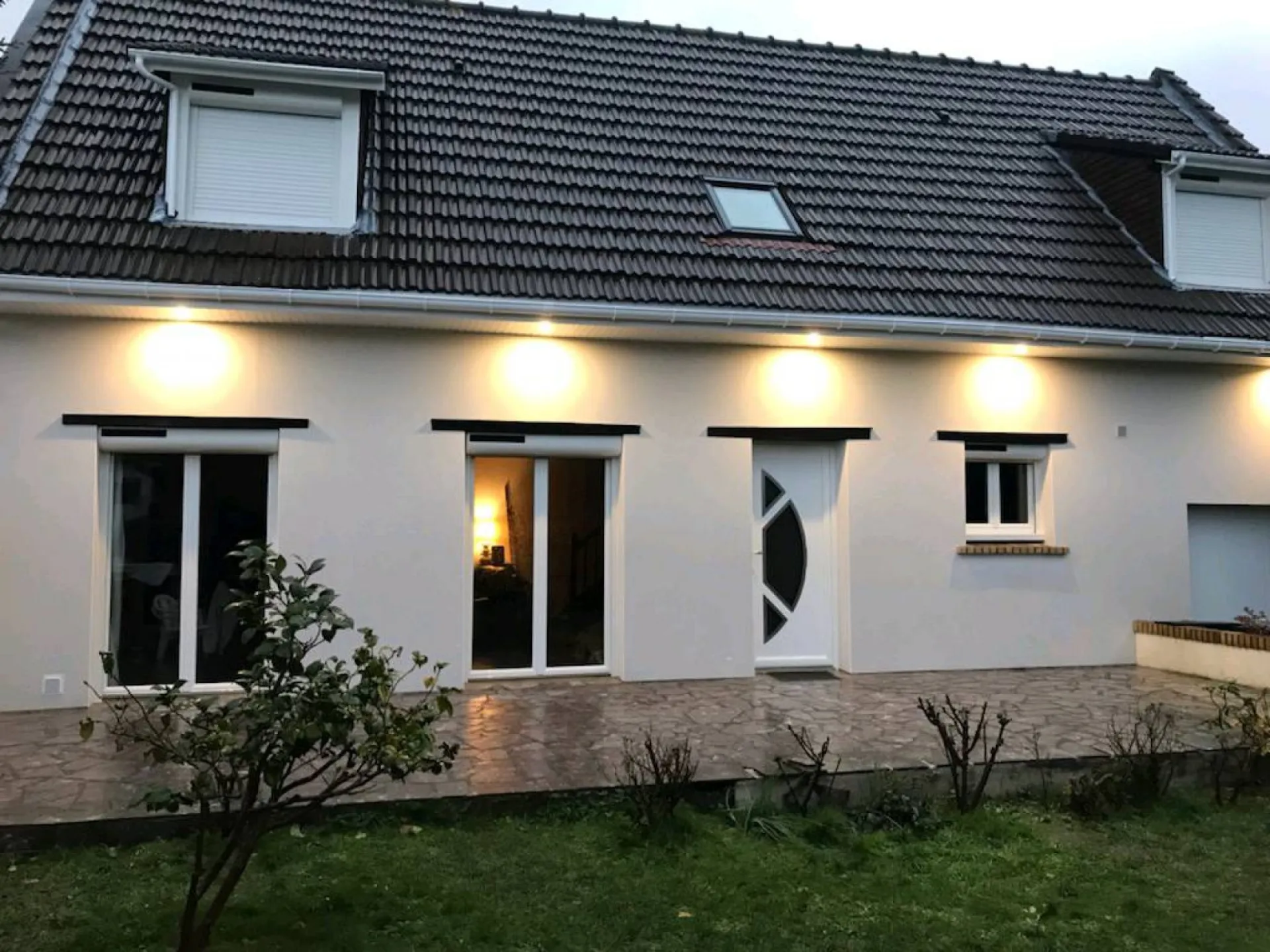 Réalisation d'un chantier de volets roulants électriques solaires, ravalement et caches-moineaux sur la région Seine-Maritime (76) - Normandie