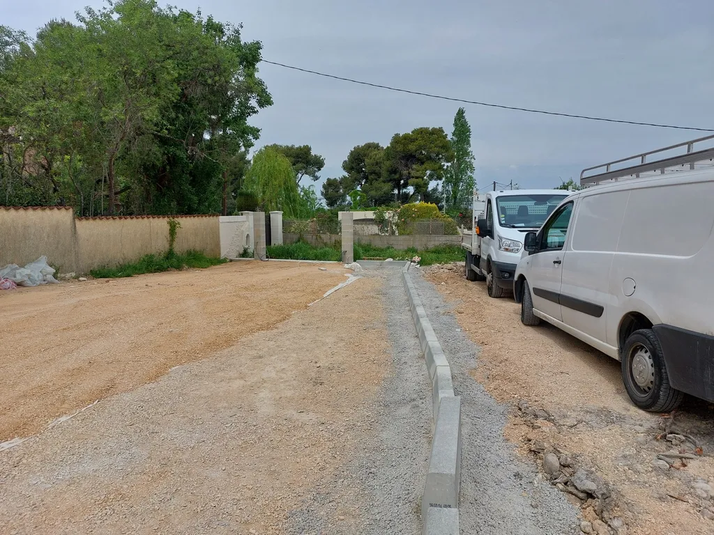 création d'un parking en enrobé de bitume noir sur Marignane dans les Bouches-du-Rhône 