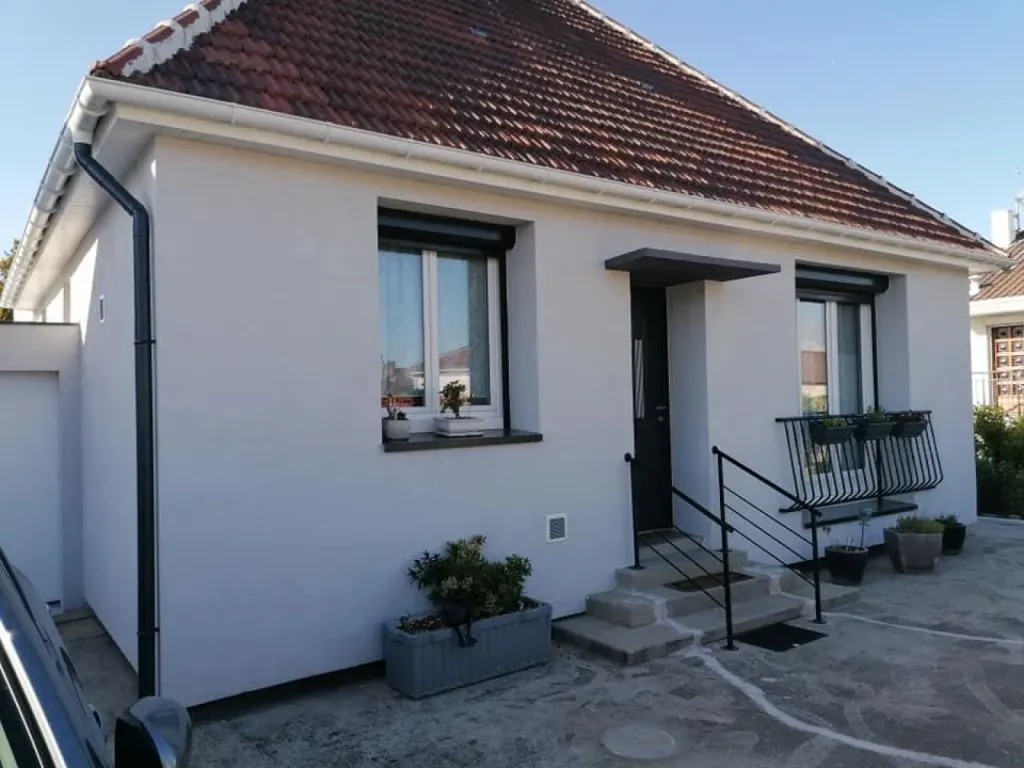 Travaux d’isolation extérieure avec enduit projeté gris clair à Gainneville (76700)